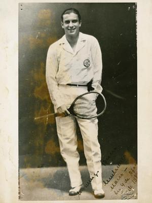 Mário Reis com raquete de tênis