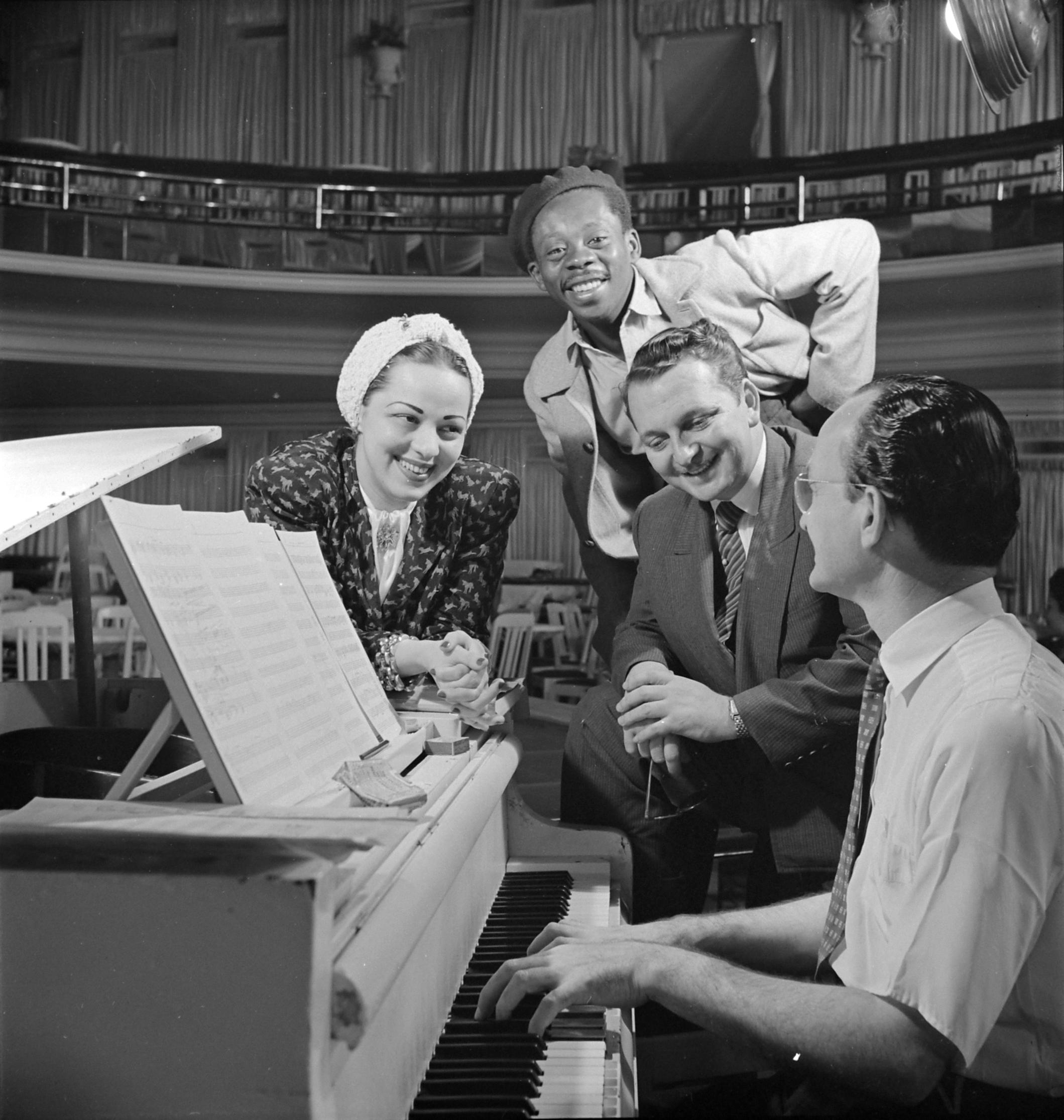 Linda Batista, Grande Otelo, Herivelto Martins e Ary Barroso, ao piano