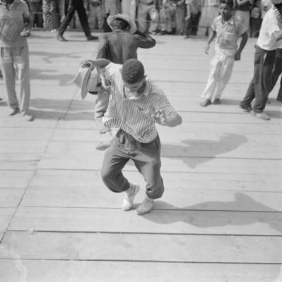 Passista de frevo no carnaval de rua de Recife