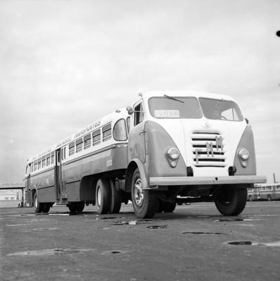Campanha publicitária da agência J. Walter Thompson para a Companhia Municipal de Transportes Coletivos (CMTC) - ônibus