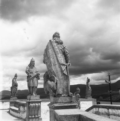 Profeta Oséias de frente e Profeta Daniel de costas