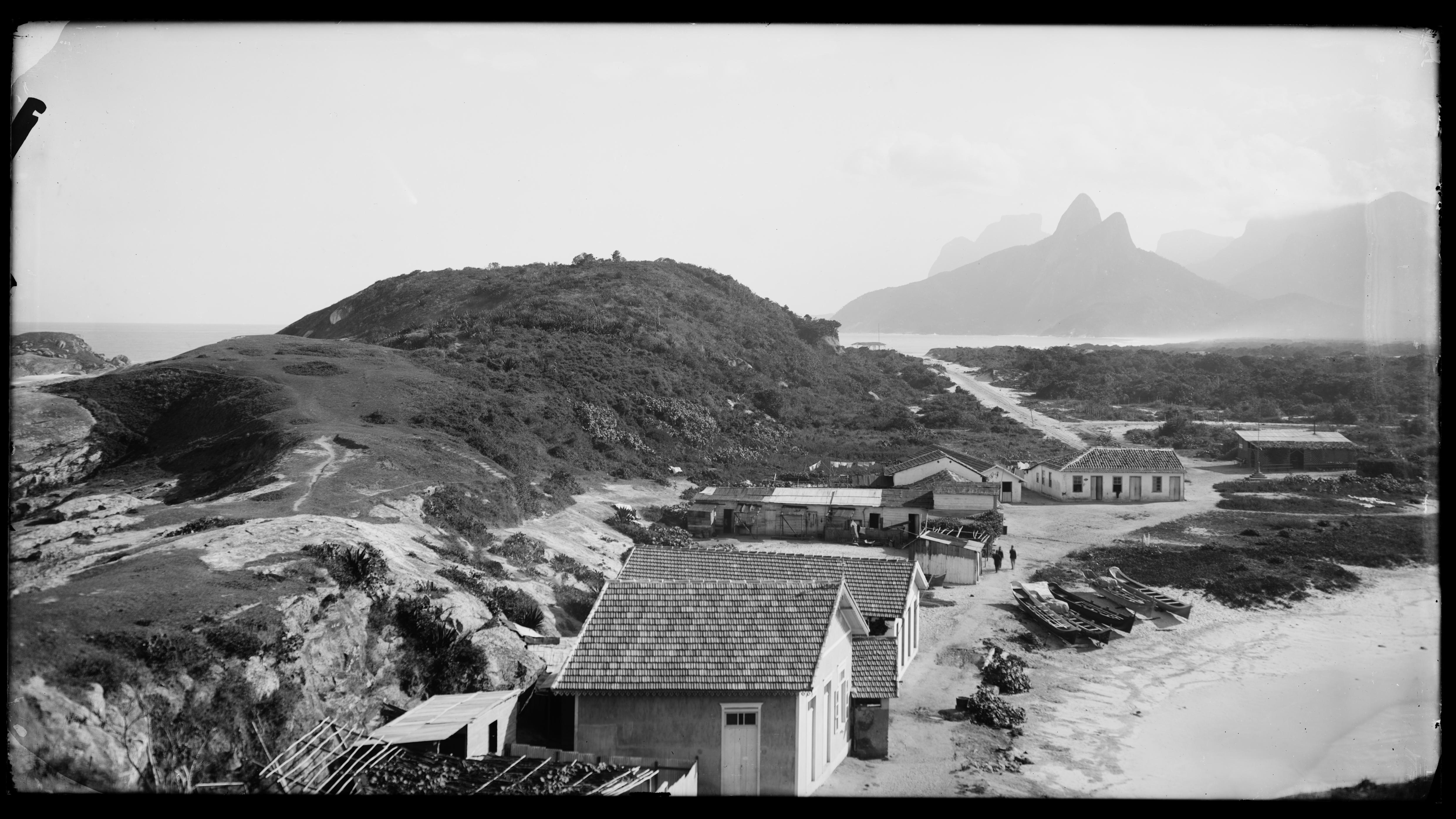 Pedra do Forte de Copacabana, atual Posto 6; ao fundo, o Morro Dois Irmãos