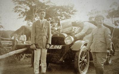 Grupo em frente a um automóvel