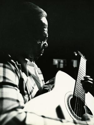 Nelson Cavaquinho com o violão