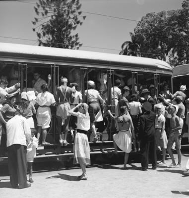 Bonde no carnaval lotado de foliões