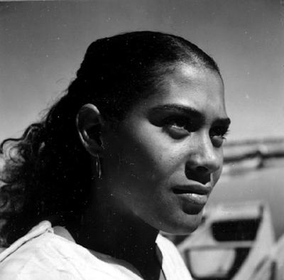 Mulher sentada em barco