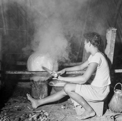 Ilha de Marajó - Mulher defumando látex