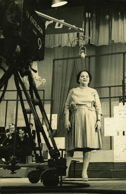 Aracy de Almeida ao microfone