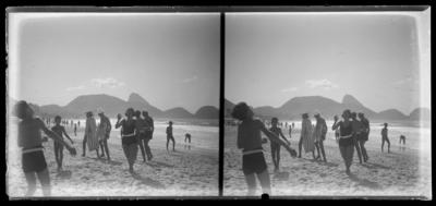Banhistas na Praia de Copacabana