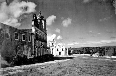 Igreja do Sagrado  (de lado) e Igreja da Matriz dos Santos Cosme e Damião (de frente)