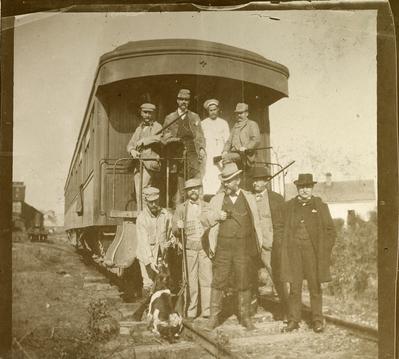 Homens posando em trem