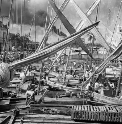 Embarcações na rampa e arredores do Mercado Modelo