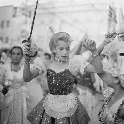 Crianças desfilando em agremiações carnavalescas