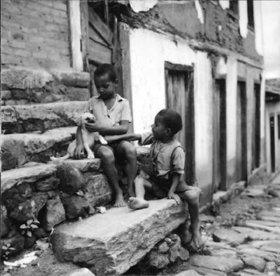 Aspectos de Congonhas, casario com criança