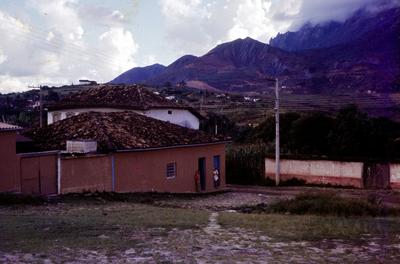 Casas e Serra do Caraça (ao fundo)