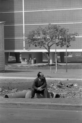 Homem em meio a obras