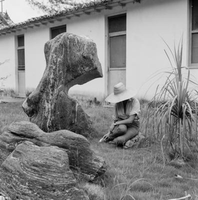 Mulher posando no Sítio Burle Marx