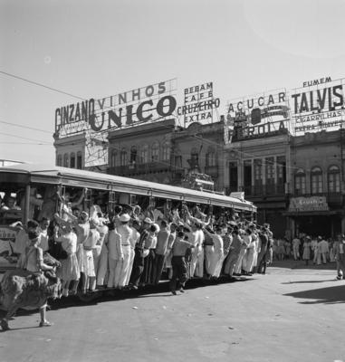 Bonde no carnaval lotado de foliões