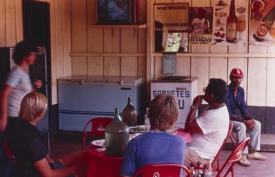 Pessoas reunidas em bar