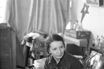 Yolanda Mohalyi, em seu atelier