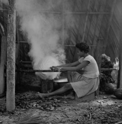 Ilha de Marajó - Mulher defumando látex
