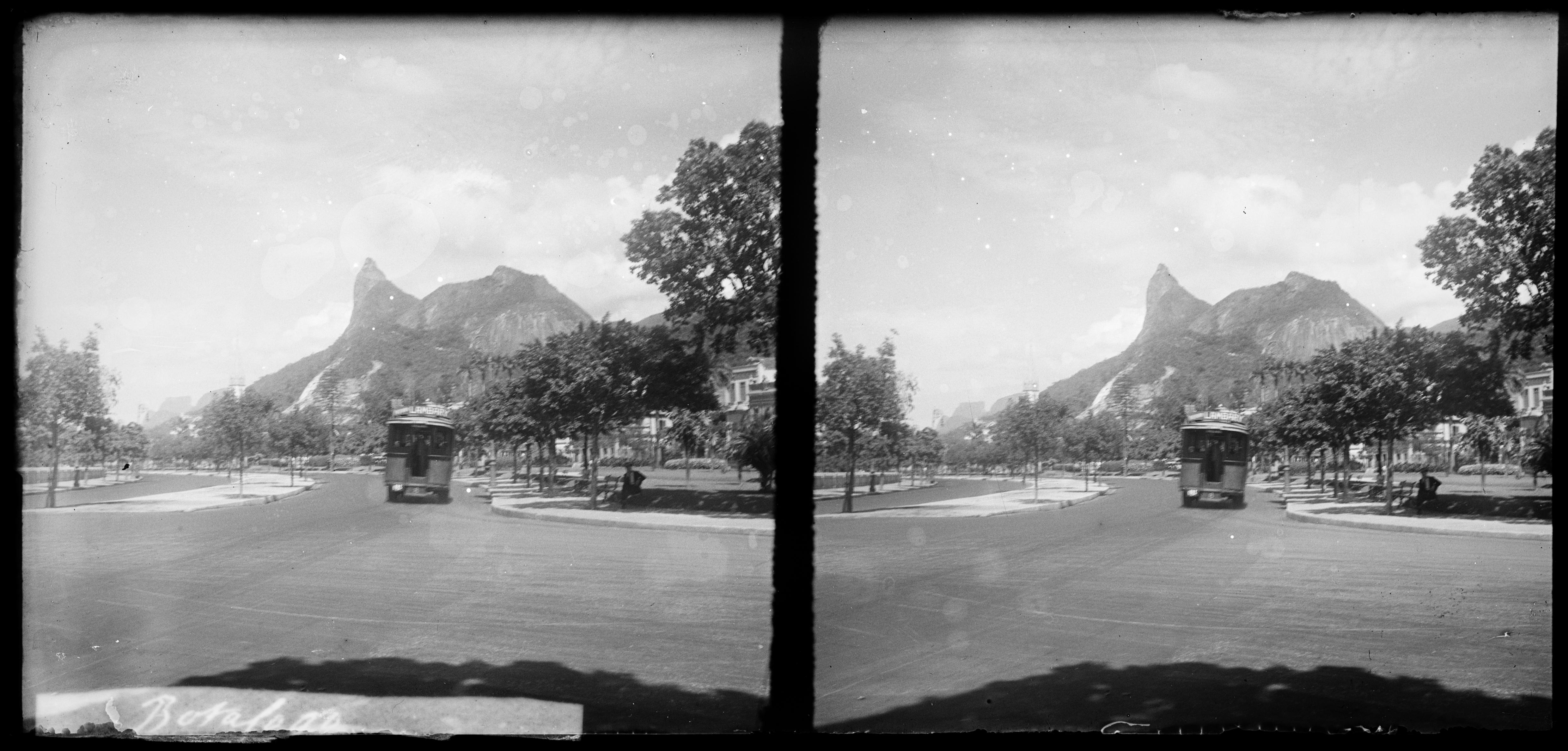 Botafogo; ao fundo, o Morro do Corcovado
