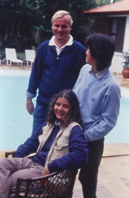 Pessoas não identificadas em frente a piscina