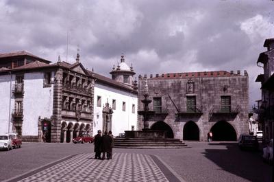 Igreja da Misericórdia e Câmara Municipal (à esquerda)