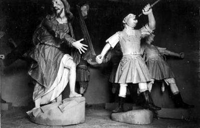 Via Crucis, Passos da Paixão, esculturas de Aleijadinho, cena do Passo da Cruz às costas, Cristo e soldado romano arauto