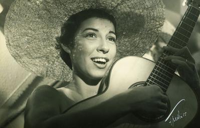 Inezita Barroso com o violão