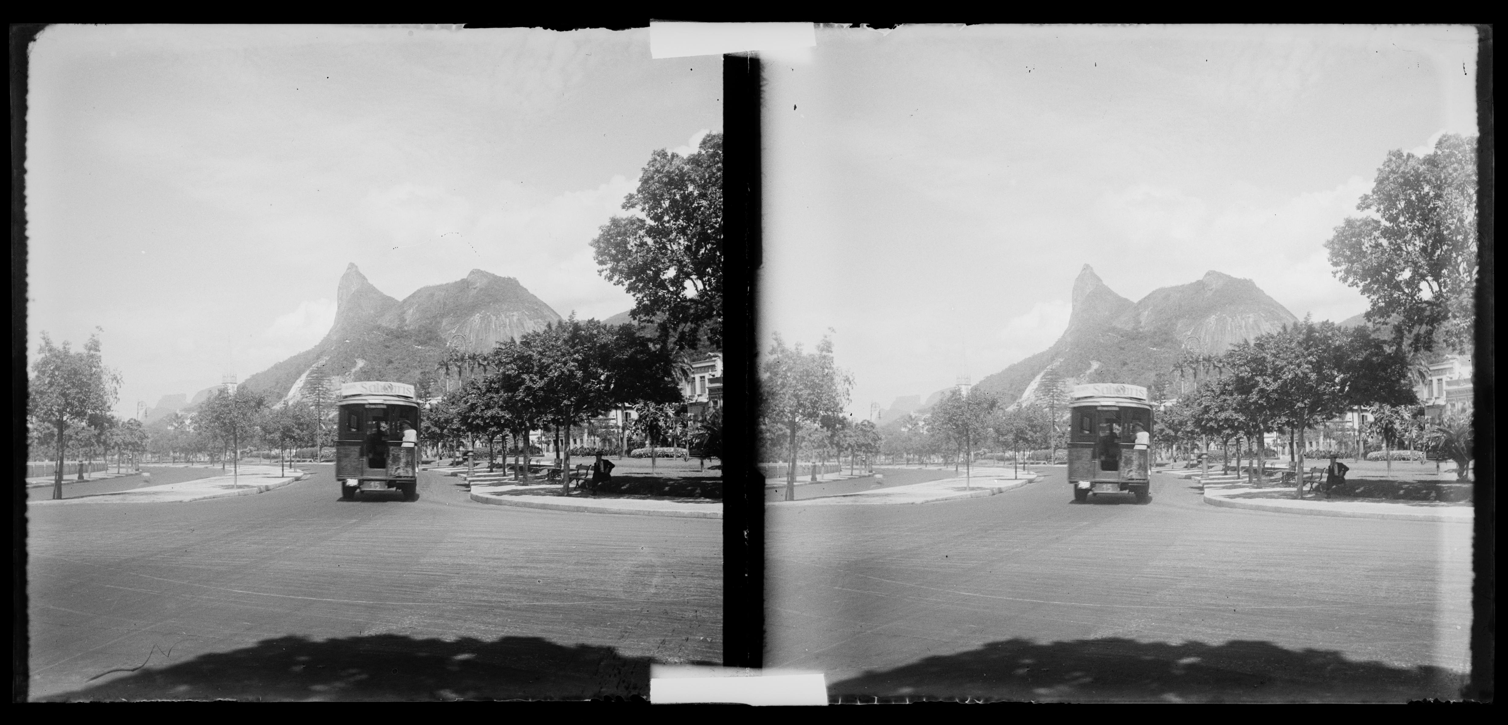 Ônibus na Praia de Botafogo; ao fundo, o Morro do Pão de Açucar