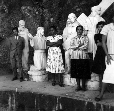 Romeiros em torno de estátuas de Jesus