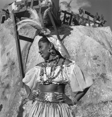 Mulheres fantasiadas em frente a uma decoração de rua no carnaval carioca