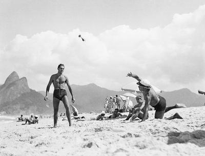 Jogo de peteca na praia de Ipanema