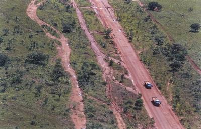 Vista aérea de estrada em meio à vegetação