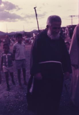 Frei Damião e devotos