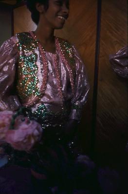 Série Mangueira - Mangueirense em traje verde e rosa