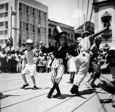 Crianças passistas de frevo em frente à Igreja da Matriz do Santíssimo Sacramento de Santo Antônio