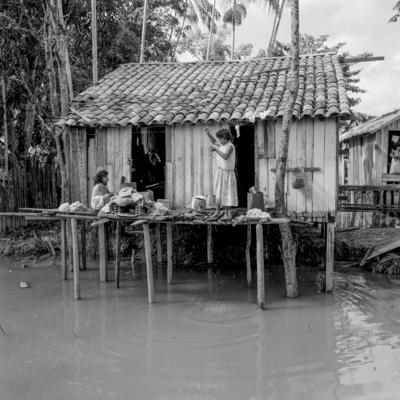 Vila da Barca, palafitas flutuantes, mulheres