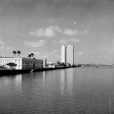 Recife, Rio Capibaribe, Ginásio Pernambucano, atual Centro de Ensino Experimental (construção mais baixa), e o Edifício Capibaribe