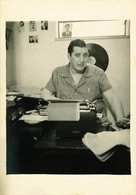 Tulio de Lemos com máquina datilográfica