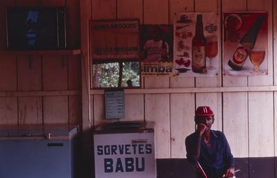 Homem não identificado em bar