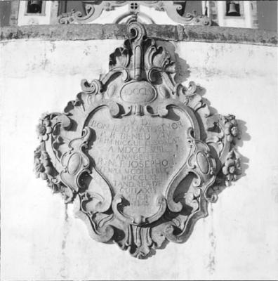Santuário Diocesano do Bom Jesus de Matosinhos, estema de pedra-sabão no adro