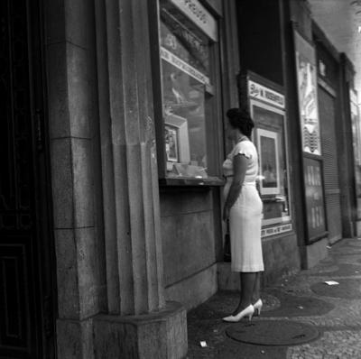 Mulher em frente a comércio