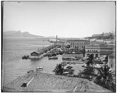 Praça XV de Novembro, Cais Pharoux e Outeiro da Glória; vistos do Largo da Prainha