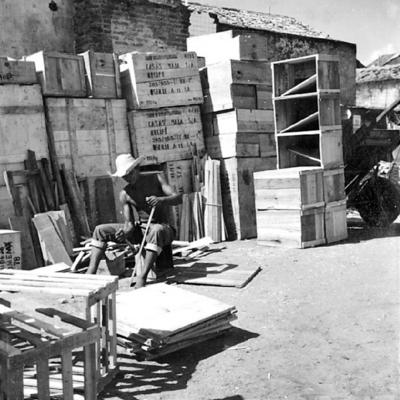 Recife, homem sentado diante de casebre