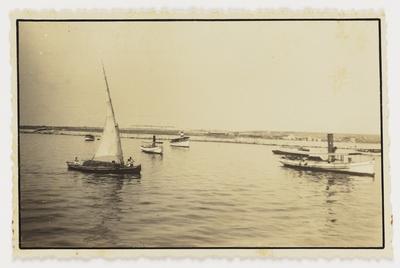 Barcos na Baía de Guanabara; na região da Praça XV de Novembro