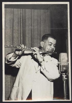 Mauro Silva ao microfone com a flauta