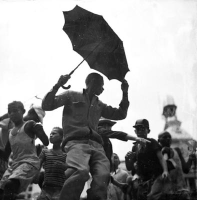 Passista de frevo no carnaval de rua de Recife