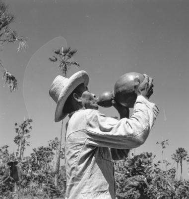 Carnaúba, homem tomando água